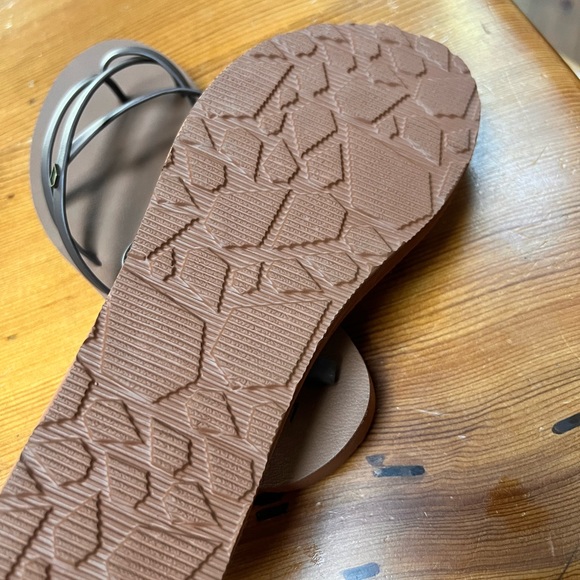 Volcom flip flops brand new bought and didn't try on first. To small for me - Picture 1 of 4